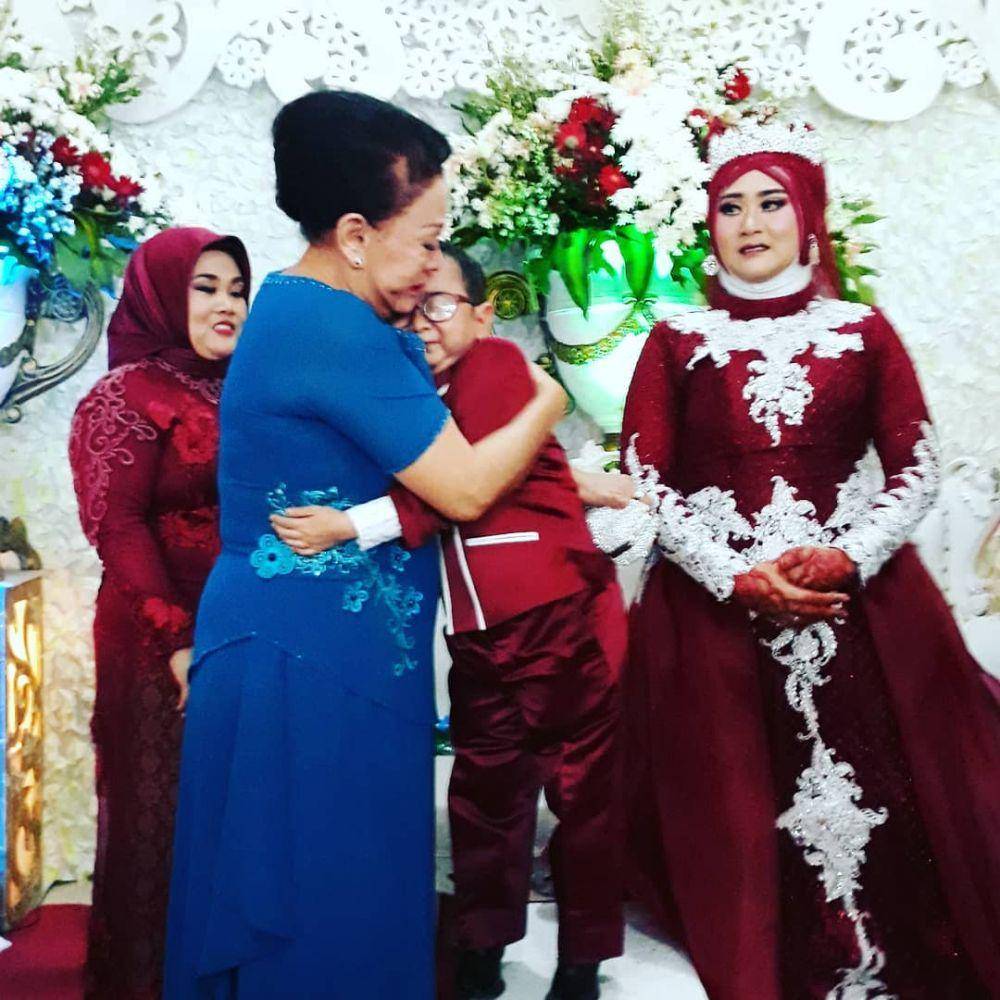 instagram.com/mpok.atiek