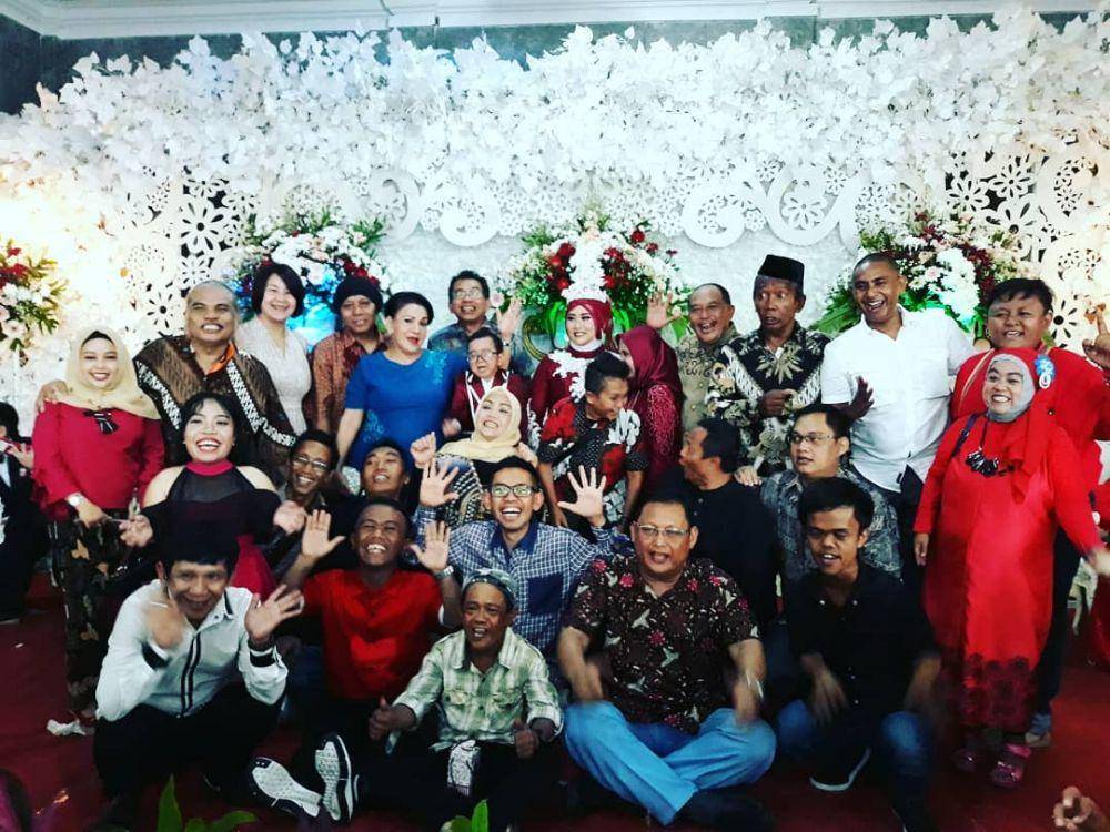 instagram.com/mpok.atiek