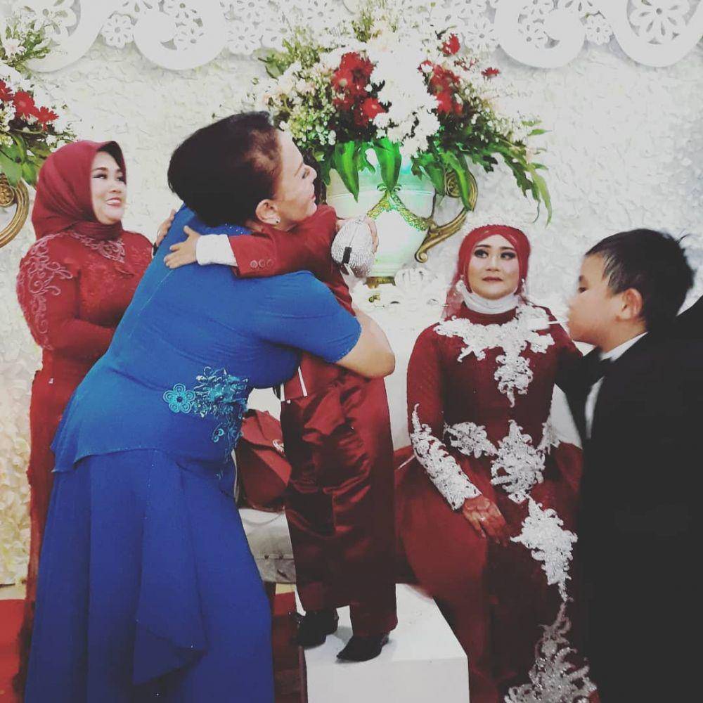 instagram.com/mpok.atiek