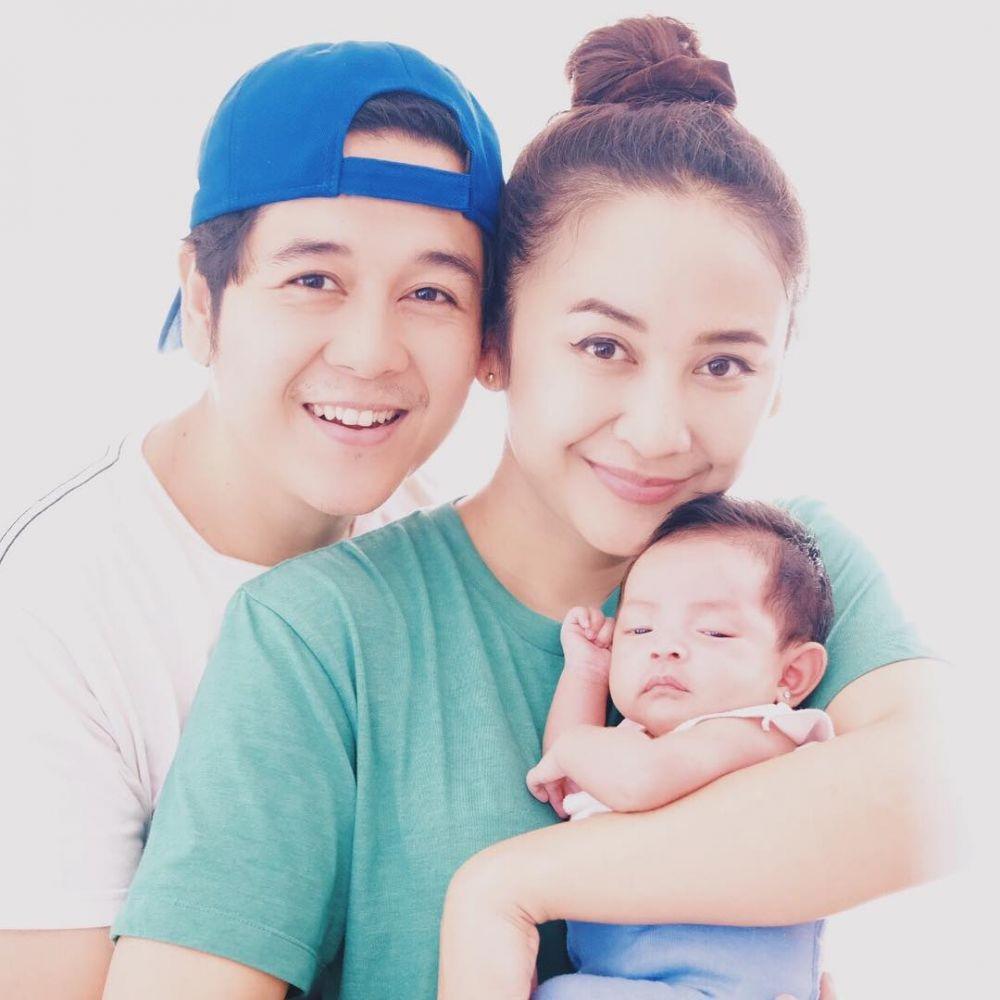 10 Kekompakan Inne Azri & Malvino dengan Putri Tercinta, So Sweet!