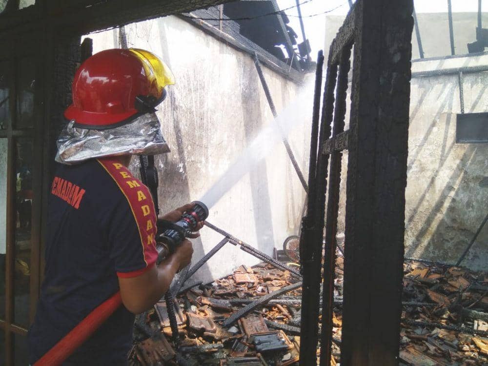 Pindahkan Bensin ke Botol, Satu Rumah di Madiun Ludes Terbakar