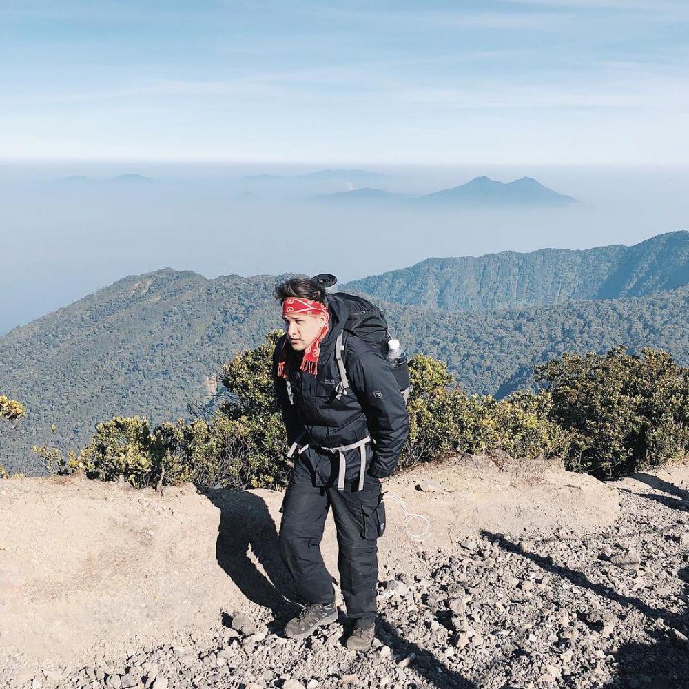 10 Potret Stuart Collin Saat Traveling di Alam Bebas, Macho Banget!