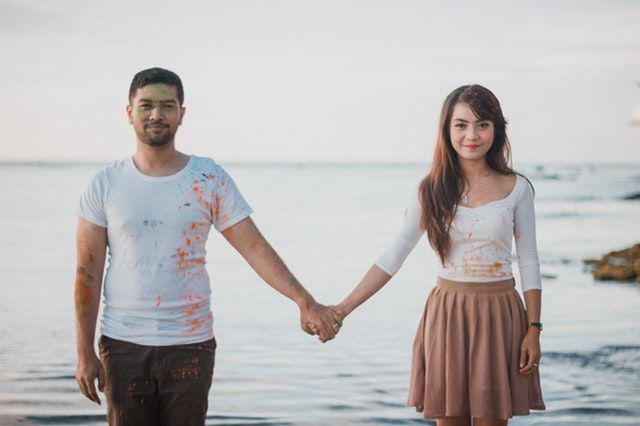 Peka Bro, Ini 8 Kode Cewek yang Artinya Dia Suka Kamu