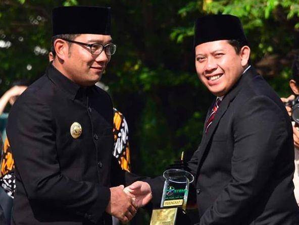 (Rivan Irvano Muchtar ketika menerima penghargaan dari Gubernur Jabar) www.instagram.com/@pemkabcjr