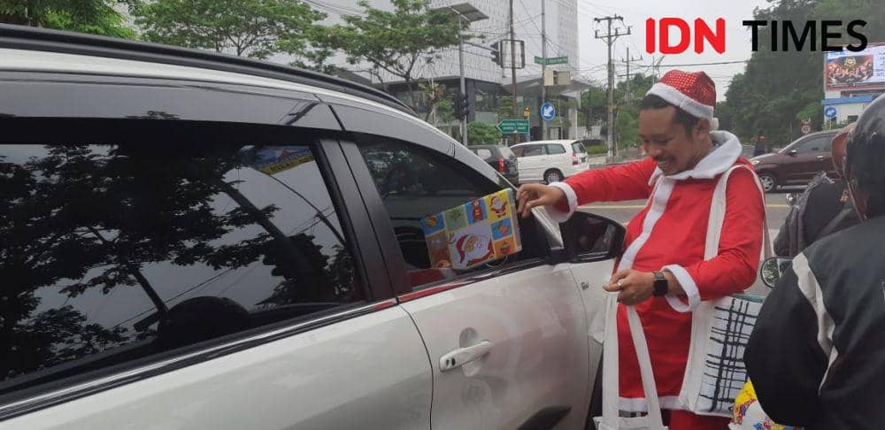Saat Lima Santa Claus "Serbu" Jalanan Surabaya