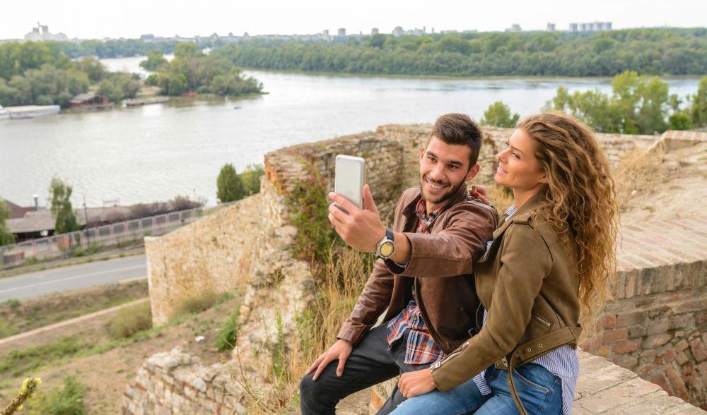 Suka Pamer Kemesraan? Pasti Terkena 5 Tanda Public Display Affection!