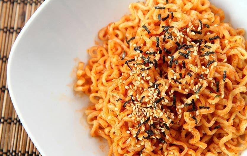 7 Challenge Mie Pedas Ala Vlogger Indonesia yang Hits Banget