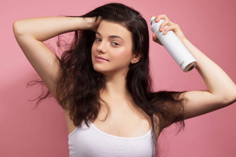6 Tips Dasar Saat Kamu Pakai Dry Shampoo, Praktis Abis!