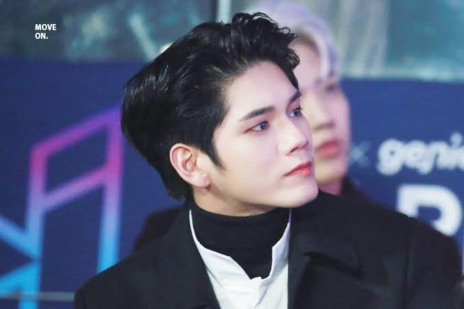 Stylish! 10 Idol KPop Ini Makin Memesona dengan Baju Turtleneck