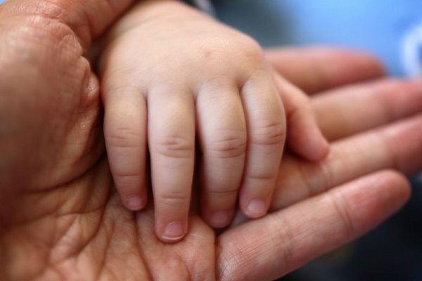 Pasangan Gay di Singapura Diizinkan Adopsi Seorang Anak