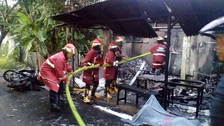 Tabrak Etalase Bensin, Warung Terbakar & Pengendara Motornya Tewas