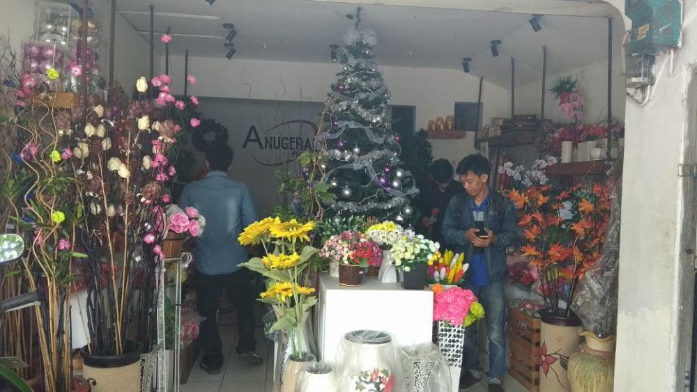 Jelang Natal, Warga Tuban Mulai Berburu Pernak-pernik