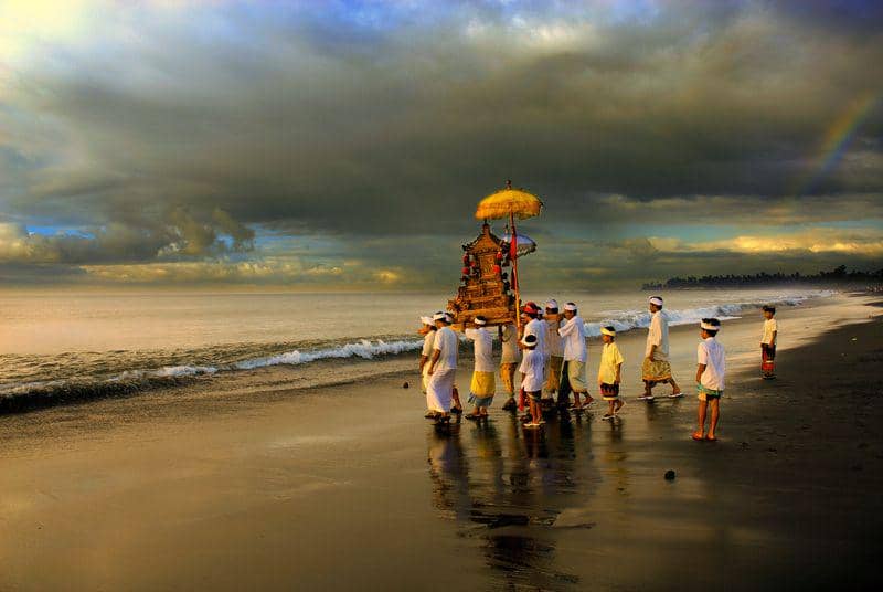 585 Ribuan Turis Asing Terbang ke Bali Menjelang Nyepi