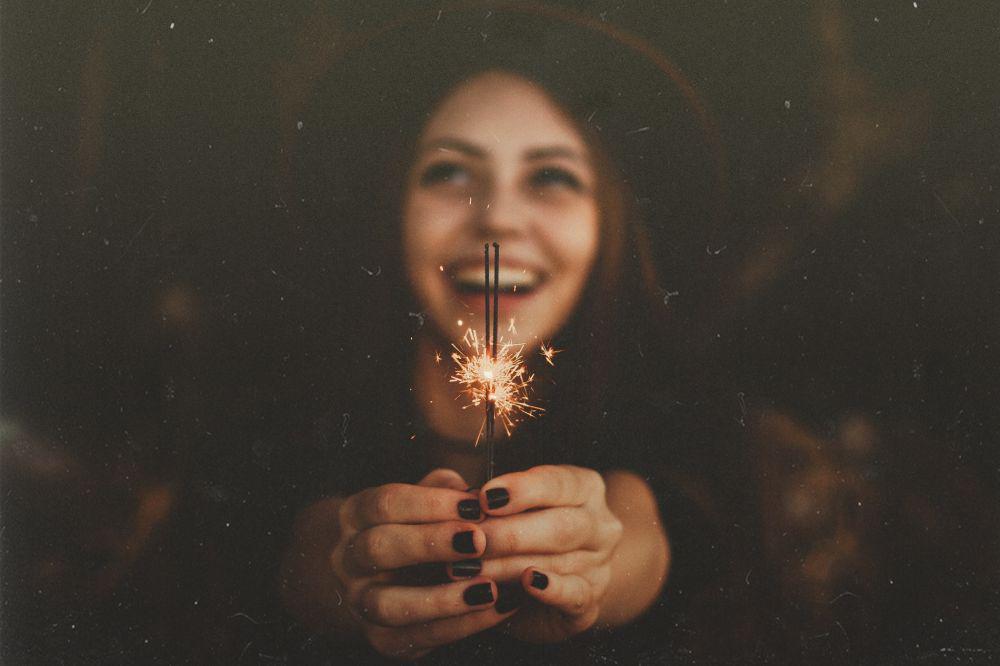 7 Suka Duka Ini Cuma Dirasakan Si Introvert Saat Malam Tahun Baru Lho!