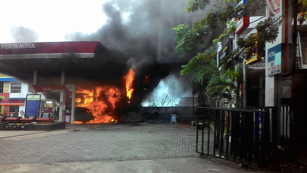 [BREAKING] Mobil Terbakar di SPBU Abdullah Daeng Sirua