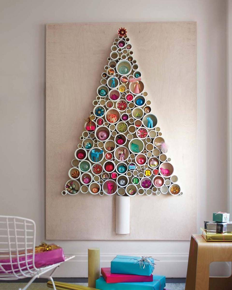 pohon Natal dari pipa bekas (dwellingdecor.com)