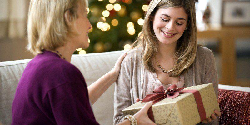 Ibu Kamu Ulang Tahun? Nih 5 Tips Memilih Kado Untuk Hari Spesialnya