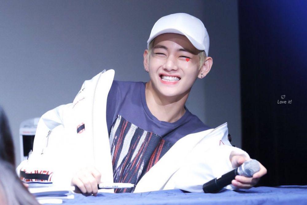 10 Potret "Smile Box" Milik V BTS yang Bisa Bikin Hati Meleleh