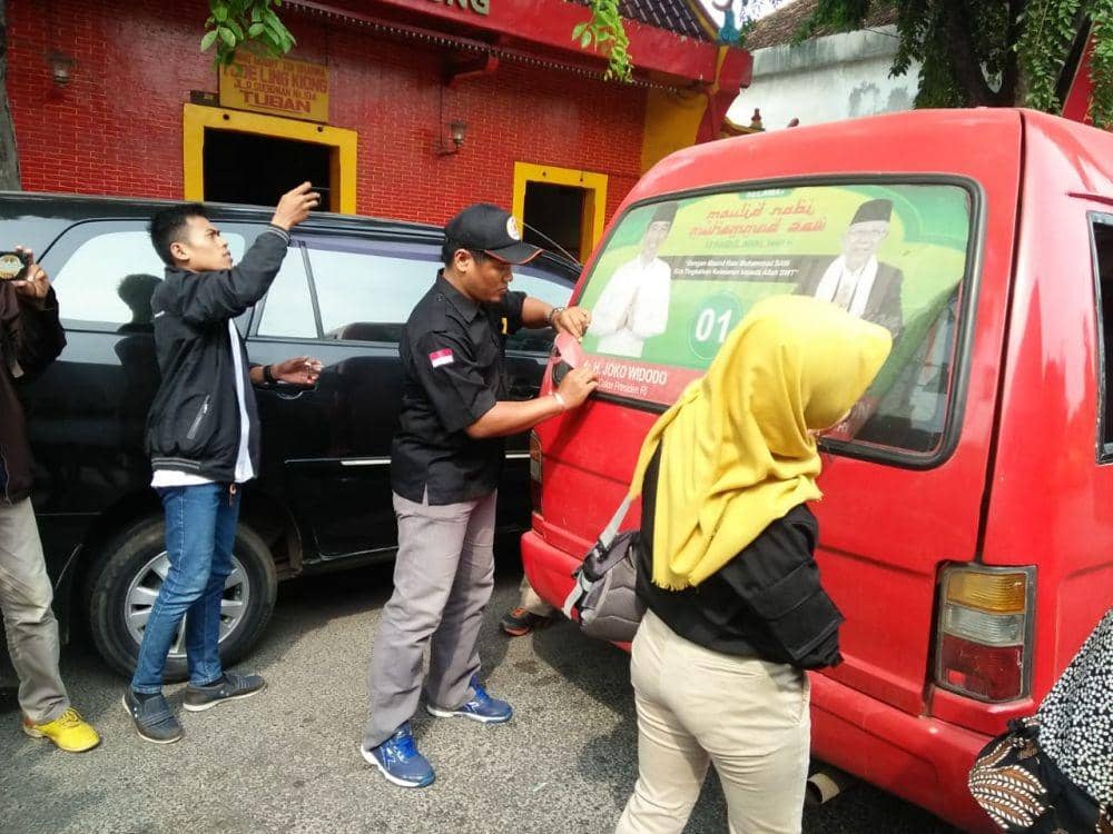 Bawaslu Tuban Copoti Stiker APK yang Terpasang di Angkot
