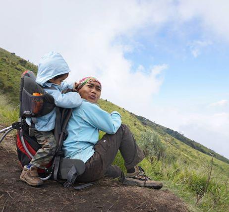9 Potret Mendaki ala Nyoman Syakarsih dan Sang Anak yang Menginspirasi