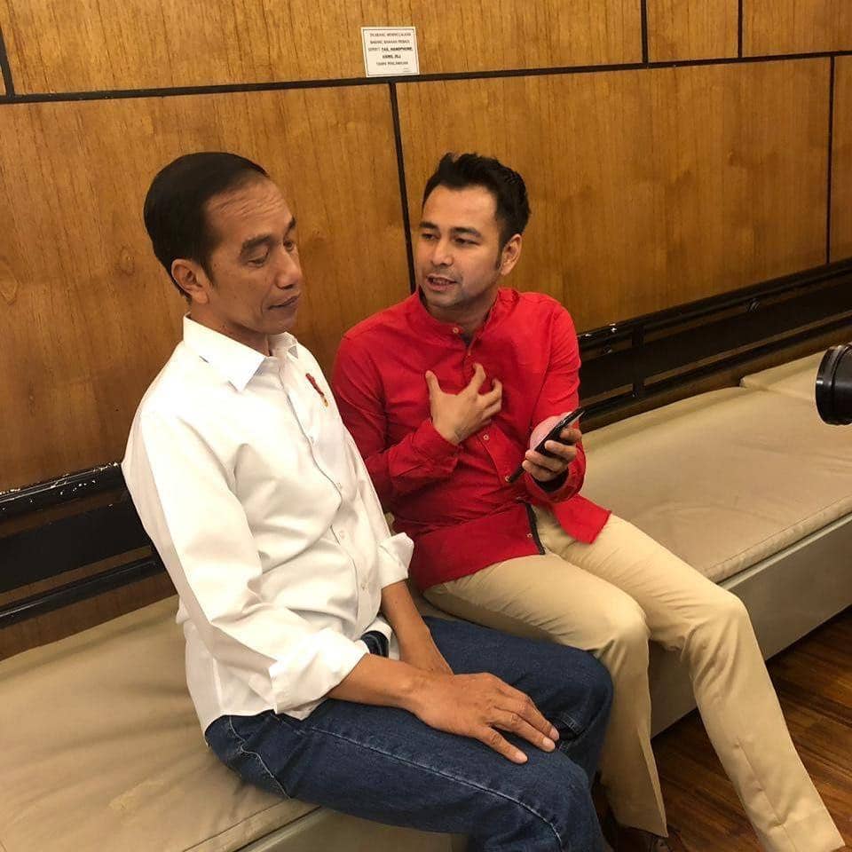Hits Abis, 9 Gaya Artis Saat Foto Bareng Presiden