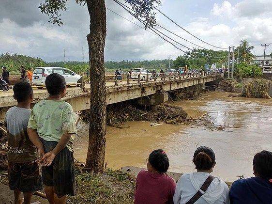 Suasana di jembatan Banjar Penyaringan. (Foto wayannadii via Instagram.com/infojembrana)