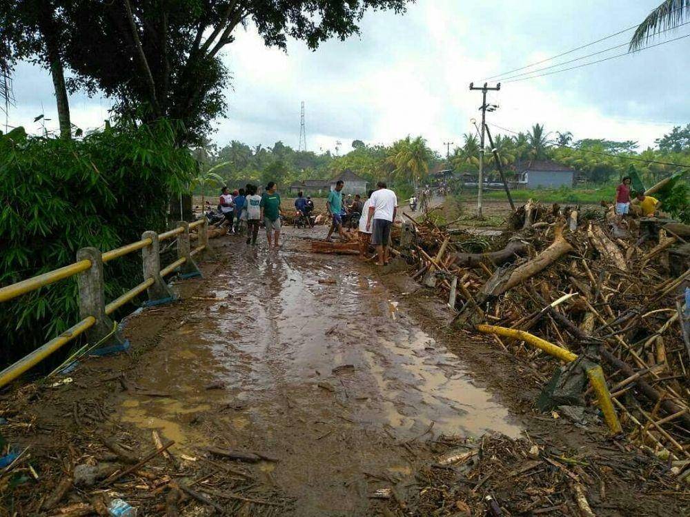 Kondisi jembatan di Desa Yehembang Kauh. (Instagram.com/infojembrana)