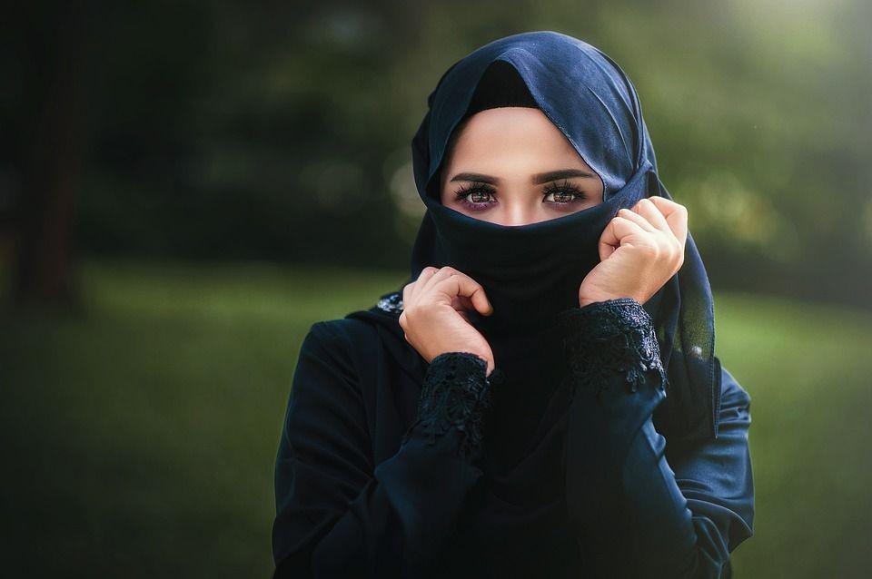 [Cerpen] Perempuan Bercadar Ungu itu Istri Temanku