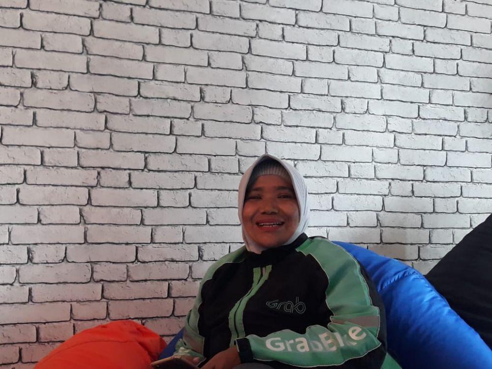 Bunda Mala Besarkan 4 Anak dengan Profesi sebagai Driver Ojek Daring