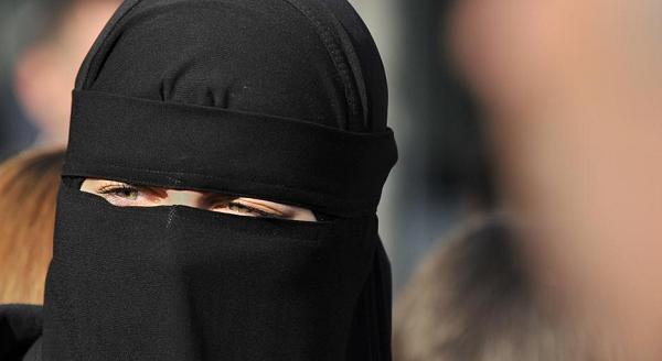 Seorang Perempuan Dari Kelompok ISIS Hadapi Tuduhan Kejahatan Perang