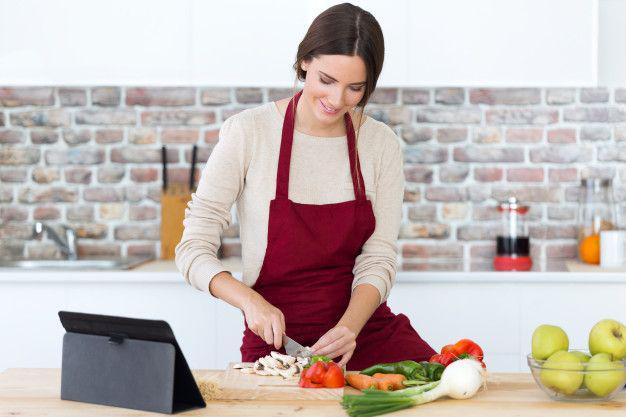 5 Zodiak Cewek yang Paling Jago Masak, Calon Istri Masa Depan Nih!