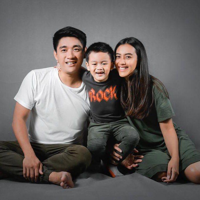 10 Foto Keluarga Idhan Kembaran Ifan 'Seventeen' yang Jarang Diekpos