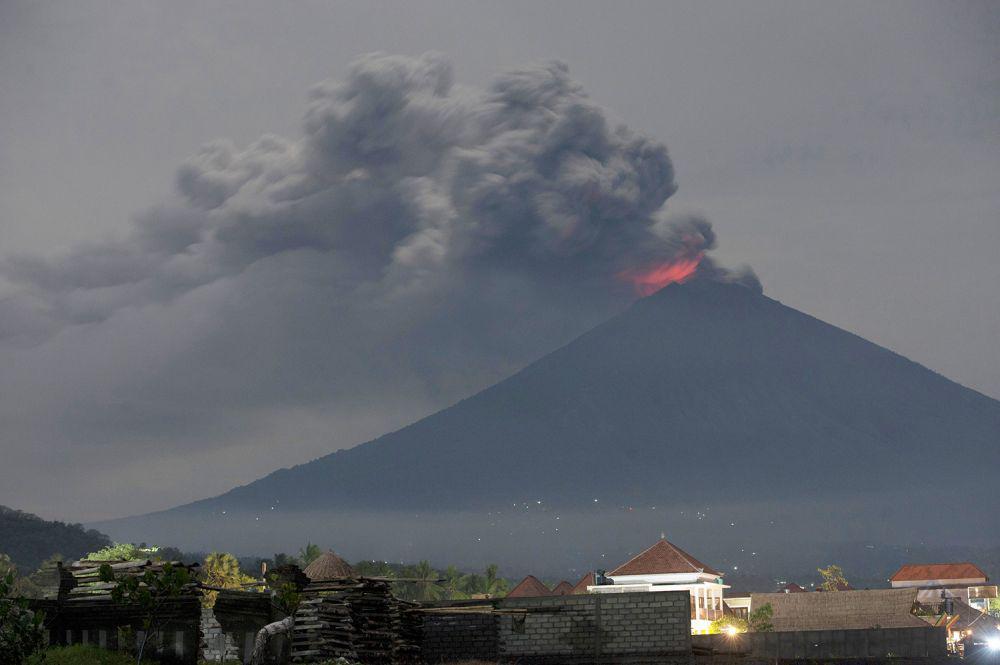 [BREAKING] Gunung Agung Erupsi, Ini Imbauan untuk Warga dan Wisatawan