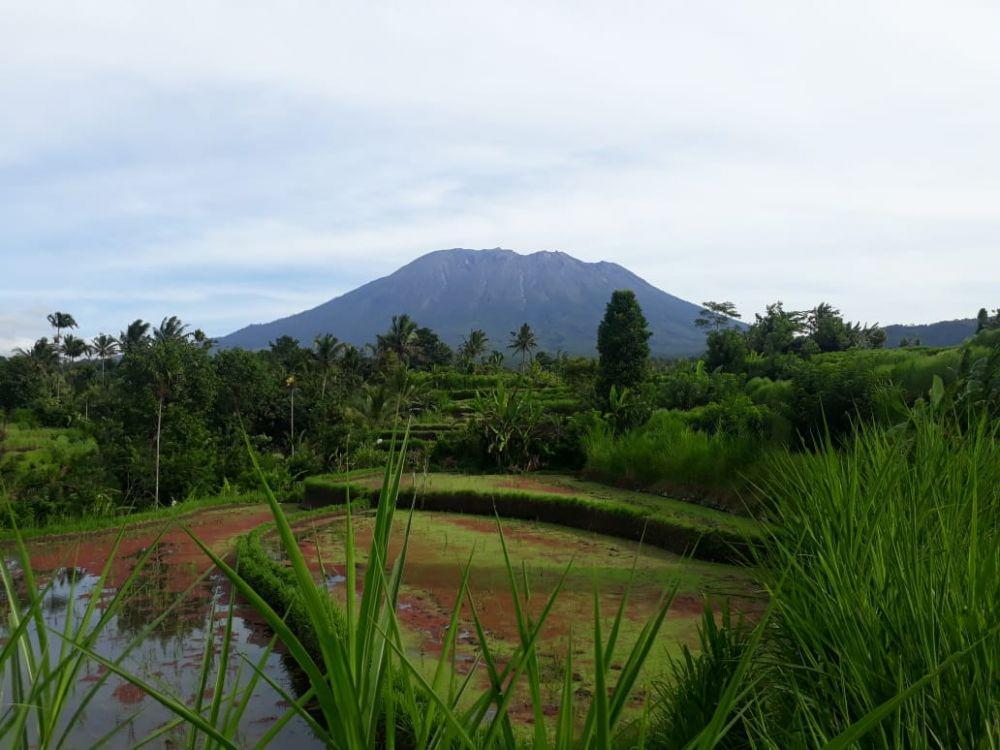 PENGUMUMAN! Mendaki Gunung Agung Didenda Rp1 Juta