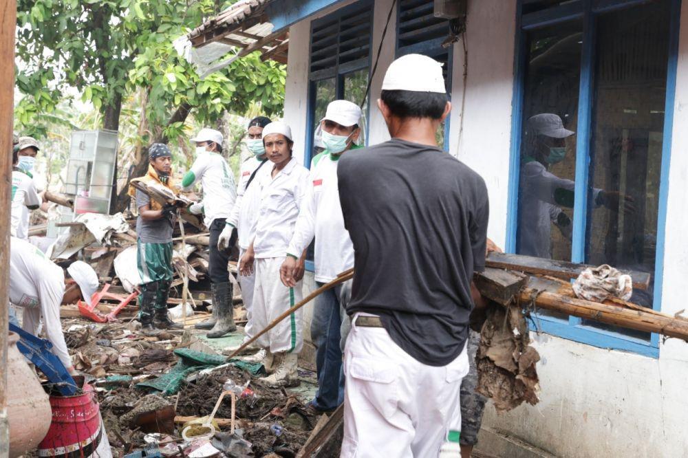 Tanggap Bencana, FPI Benahi Rumah Ibadah di Kecamatan Sumur