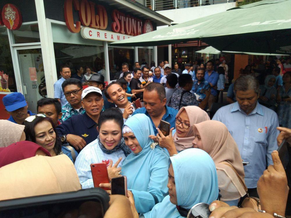 Sapa Relawan di Bali, Titiek Soeharto Jadi Rebutan Selfie Emak-emak