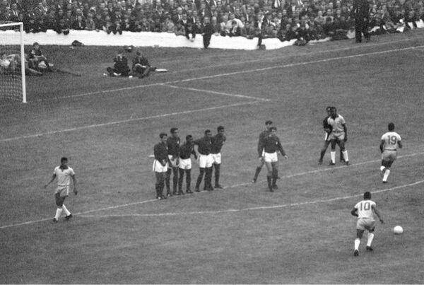 twitter.com/theleaguemag