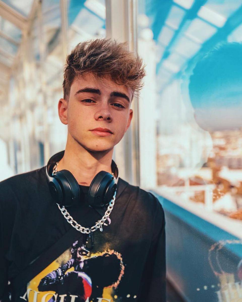 Instagram.com/corbynbesson