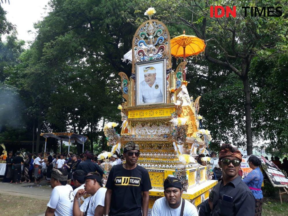 Dihadiri Lintas Ormas Bali, Pengabenan Jro Jangol Berlangsung Haru