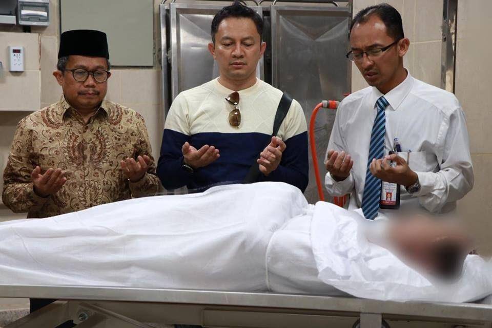 (Jenazah paman Jokowi Mulyono Herlambang didoakan oleh Konsul Jenderal di Jeddah) www.facebook.com/kjrijeddah