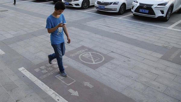 9 Kota Ini Memiliki Marka Jalan Bagi Penggila Smartphone