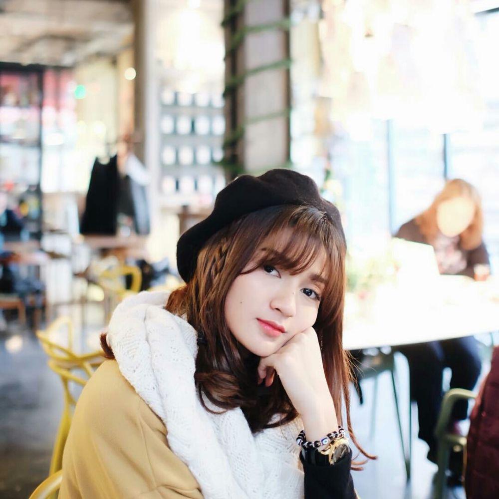 Manis Banget, 10 Potret Furry Citra Model di Video Klip Band Seventeen