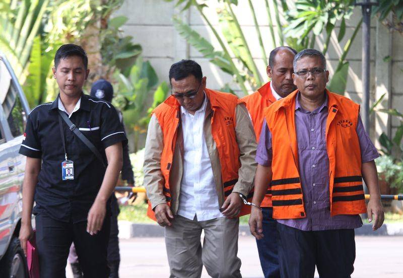 (Tahanan KPK yang mengenakan borgol) ANTARA FOTO/Reno Esnir