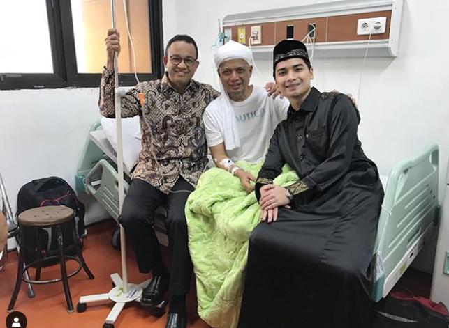 [BREAKING] Dikabarkan Meninggal, Ustaz Arifin Dijenguk Teuku Wisnu