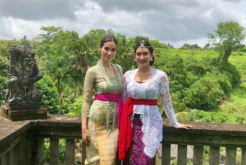 Kebaya Marsha Timothy (instagram.com/happysalma)