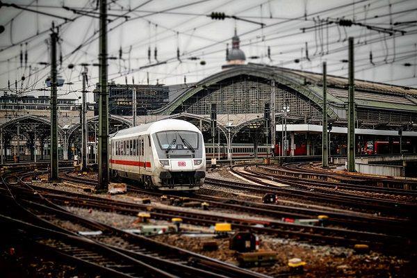 Seorang Pria Australia Temukan 20 Jarum Tersembunyi di Kursi Kereta