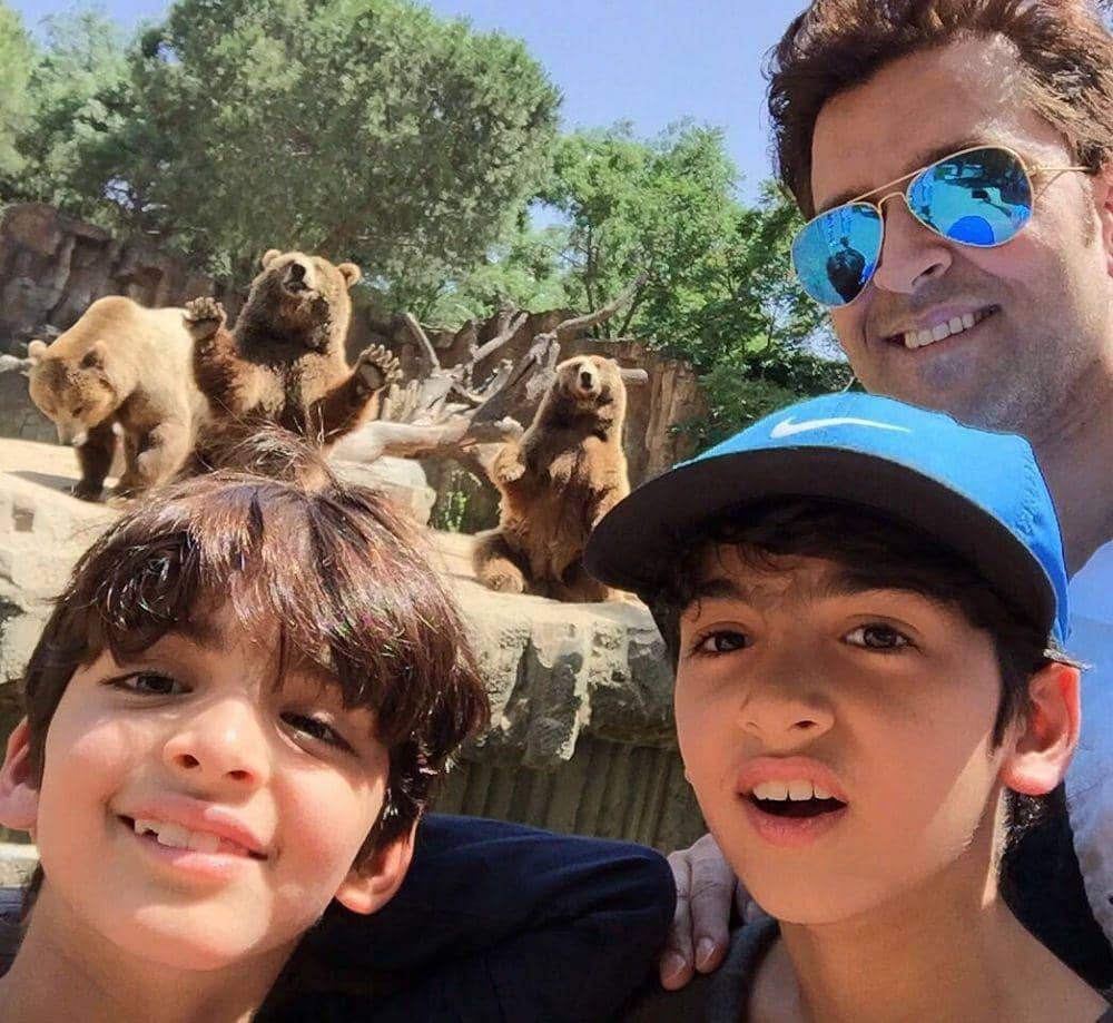 Single Daddy Idaman, 10 Kedekatan Hrithik Roshan dan Putra Kembarnya