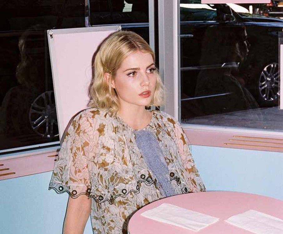 8 Potret Manis Lucy Boynton, Si Pencuri Hati Rami Malek