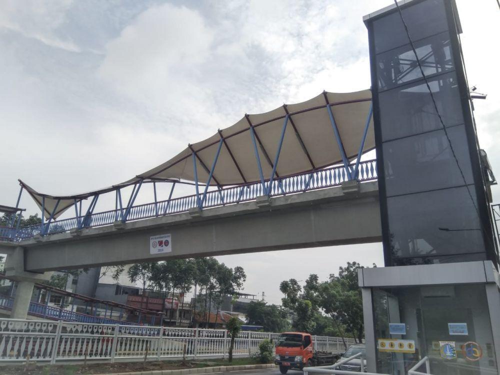 Sudah Beroperasi, Ini Dia Penampakan Lift JPO Jelambar Barat