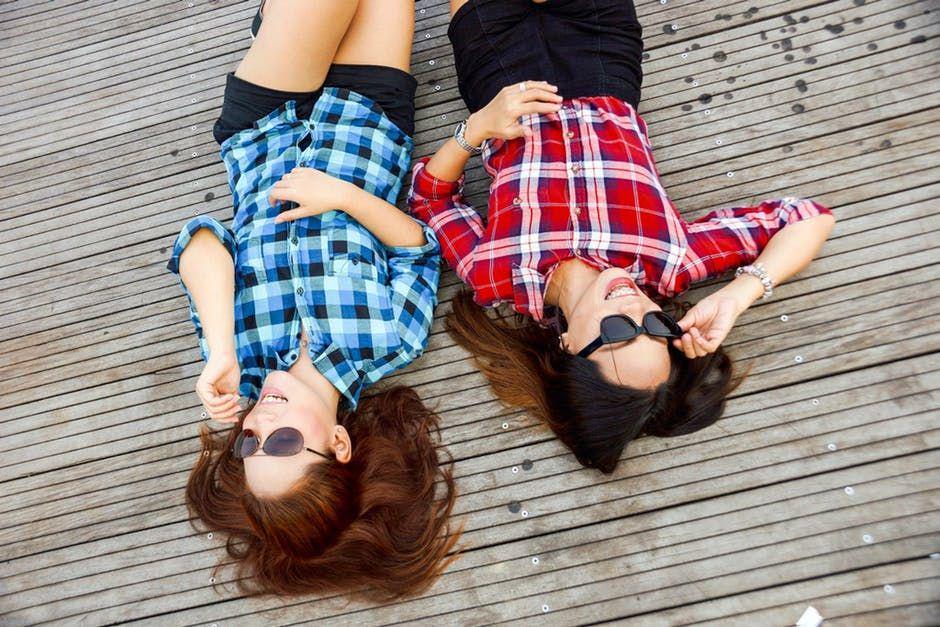 5 Alasan Kenapa Bersahabat dengan Orang Cuek Itu Asyik dan No Drama!